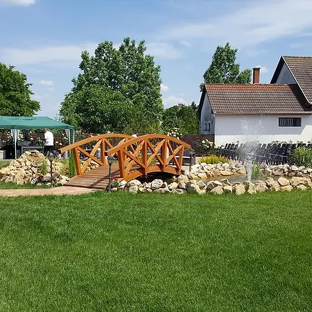 בית הארחה Sovirag Vendeghaz